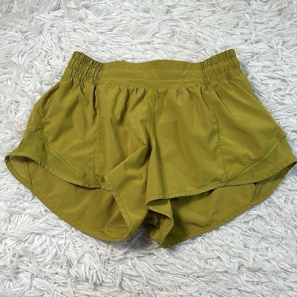 Lululemon Hotty Hot Short II *2.5" Golden Lime